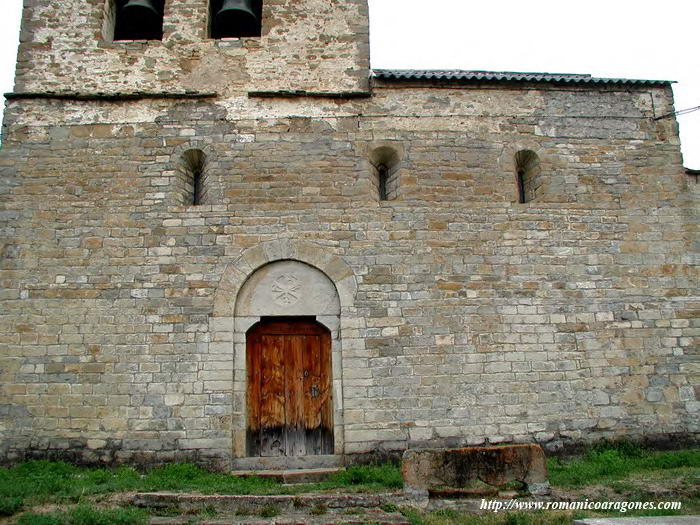 MURO SUR CON LA PORTADA.